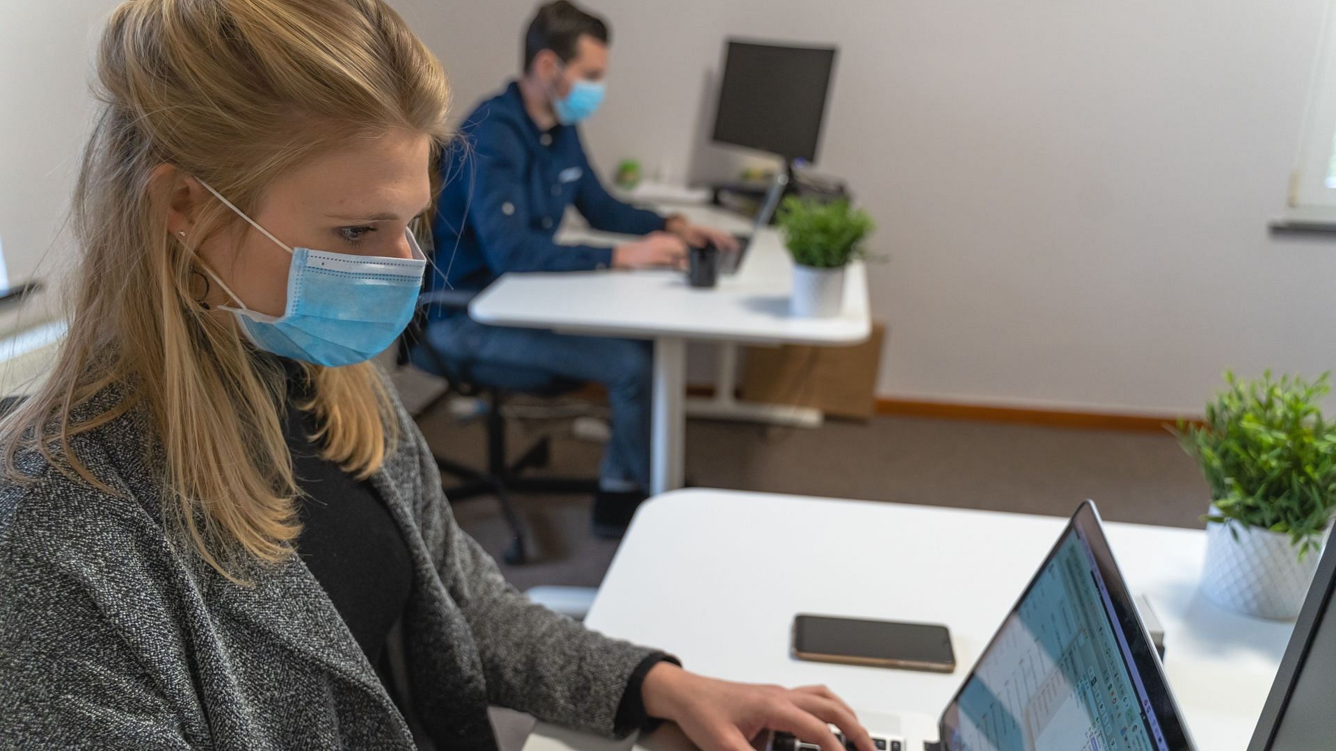 Long-term flu symptoms are more lung-focused. (Image via Unsplash/ Maxime)